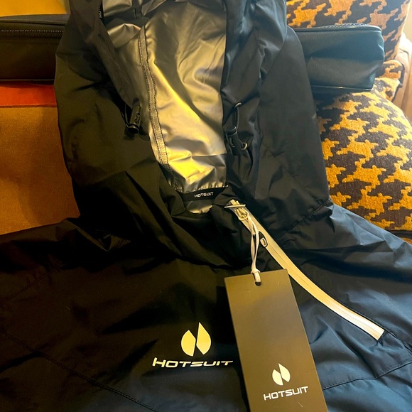 Hot Suit - Picture 2 of 5